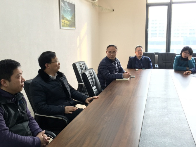 图3国产传媒
姜斌院长和电气工程党支部党员们进行讨论和交流_副本.jpg